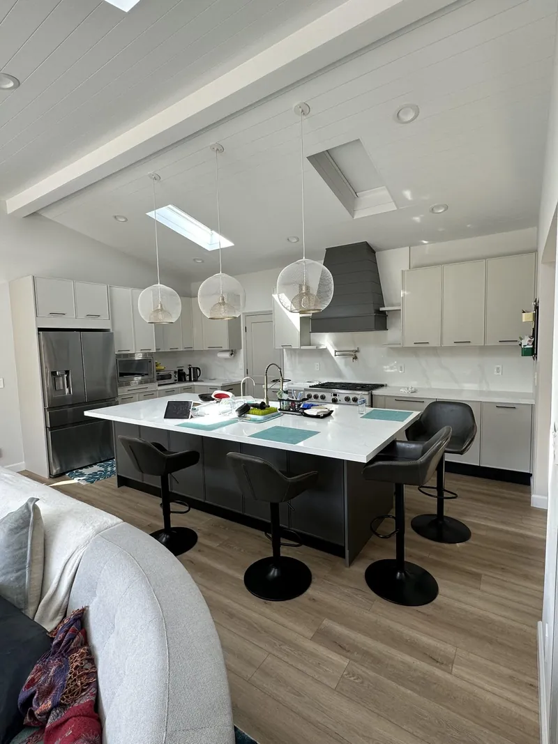 Young Italian cabinetry installation — Greater Toronto Area, Toronto by Stylish Cabinets