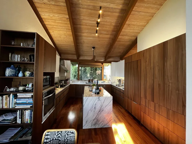 Young Italian cabinetry installation — Greater Toronto Area, Toronto by Stylish Cabinets